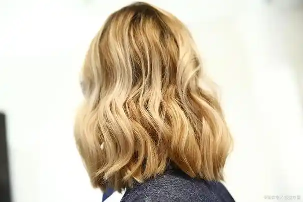 薄荷米棕色是一种流行的染发颜色,它既具有深色的沉稳,又带有浅色的