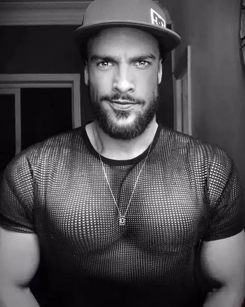 号称全球最勾引人的男护士. 当他露肉的那一刻,病患们都沸腾了!