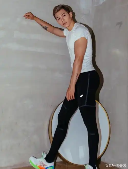 身高187,外型硬朗,酷似混血儿的健身小哥哥,95后气质纹身男!