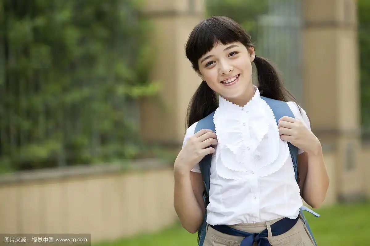 背书包的小学生在校园里