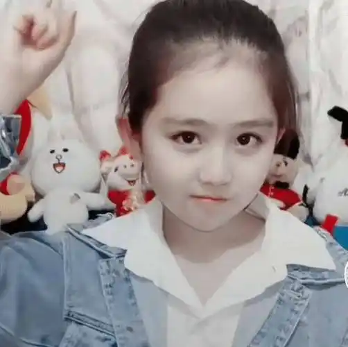 从照片中我们可以看到,随着年龄的增长,小乐童变得越来越标志,化上