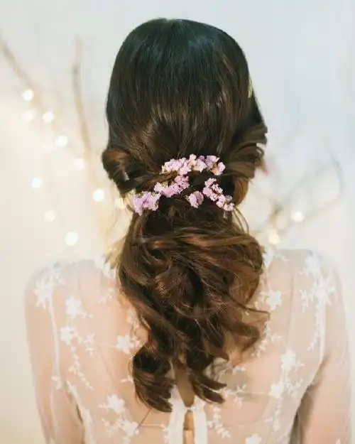 2024 年的完美婚礼发型——新娘长发造型成为主要流行趋势.