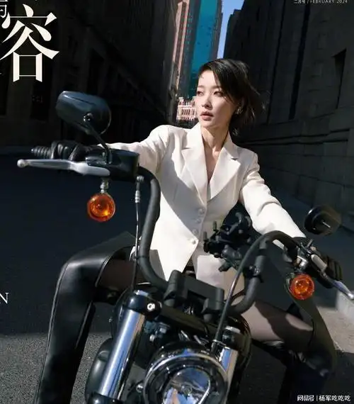 超模杜鹃胆子太大了穿着超短裤开摩托车长大腿敞开性感又诱惑