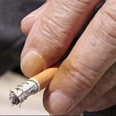 男人抽烟注意这几点,手指不黄,牙齿不黑