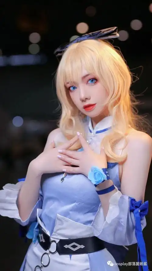 cos:原神琴场照,那一头金色的秀发在尾部做了卷,让其知性优雅的魅力更