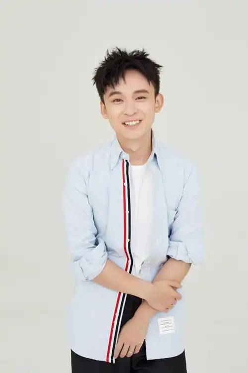 董子健的家世介绍 董子健和张艾嘉亲吻图