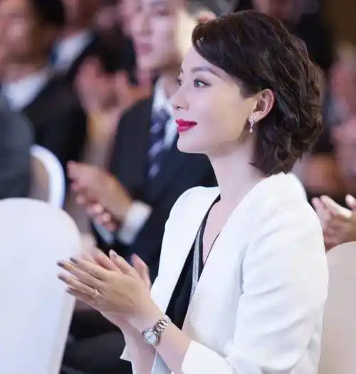 董卿和陈数亲自示范:不落肩的头发,穿系腰带的裙子可以美丽又优雅