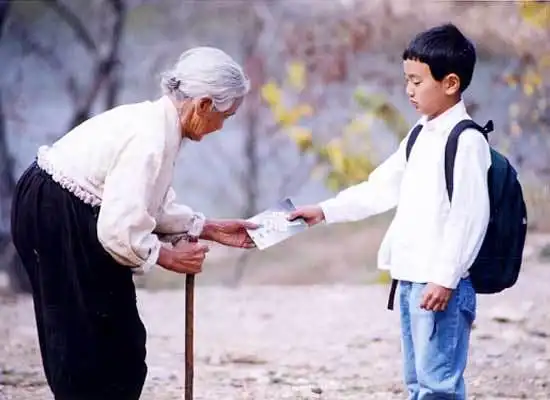 电影 其它片 爱回家   佛小fochaos 说:扮演外婆的演员金亦芬,1926年