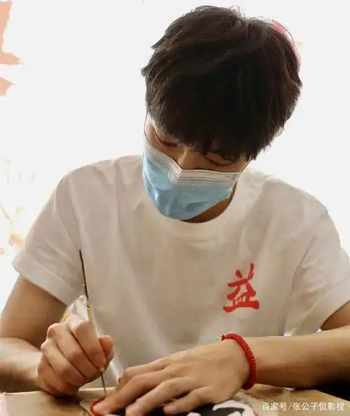 肖战被扒旧料却酸到对手,粉丝穿公益衫登上电视,救助会也来道喜