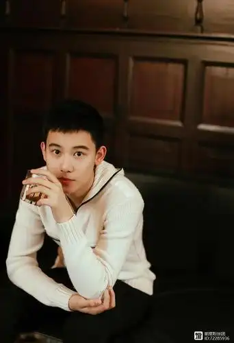 胡先煦人设崩塌抽烟手暴露不良习惯