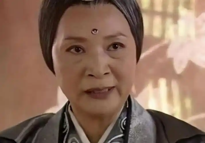 严敏求:凭借灭绝师太走红,与丈夫携手54年,依然恩爱如初_易看资讯网