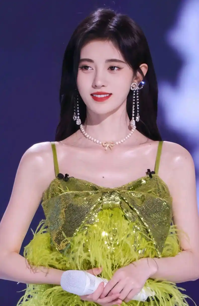 鞠婧祎一袭绿色羽毛吊带裙,性感时尚,温柔甜美,浑身散发着迷人的气息!