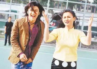 21岁的张柏芝(右)和小她3个月的谢霆锋,首次搭档拍电影《老夫子2001》