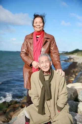 喜欢看着母亲搂着父亲的肩头,哼着歌,说着她们过去的往事,一起悠悠的