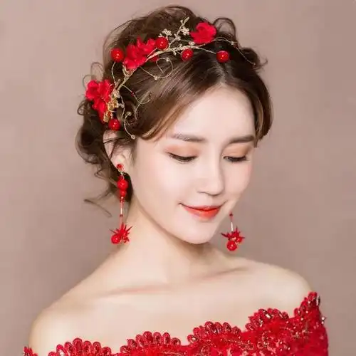 3,中式敬酒发型(千聚新娘造型馆供图)2,出门发型(黛莉露丝供图)点击