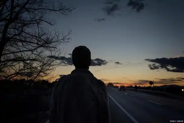 不敢再回首:我孤独地走在路上