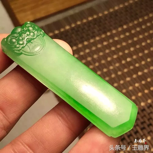 玉雕名家吴秋强翡翠仿古:简约清秀,古色古韵