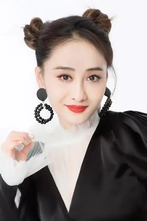 陈德容复古萝莉风写真释出 双丸子头尽显鬼马少女感_精灵