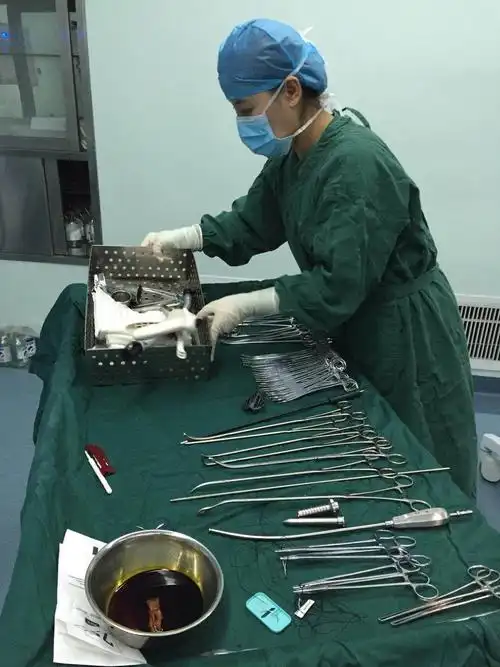 器械护士认真整理器械