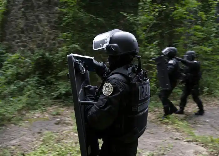 法国特警黑豹突击队,装备22种枪械的精锐部队,教会市长不挨揍