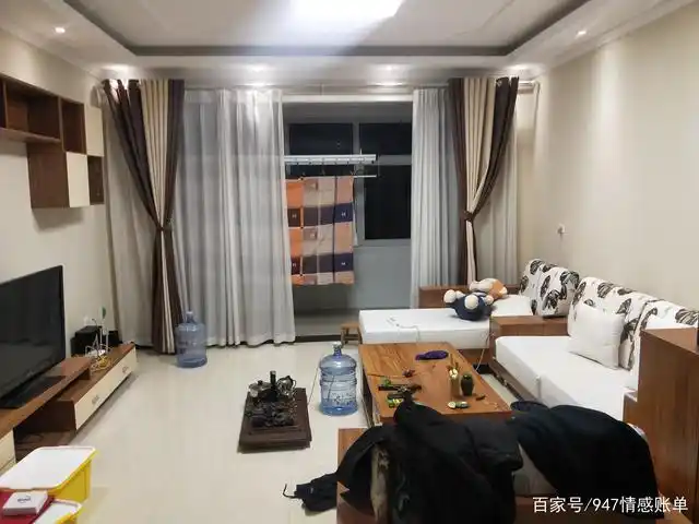 这是客厅,是不是单身男人该有的状态