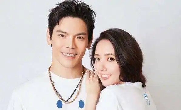 郭美女挺孕肚与向佐出街,苍老10岁难认出,还没生就变这样_郭碧婷_台北