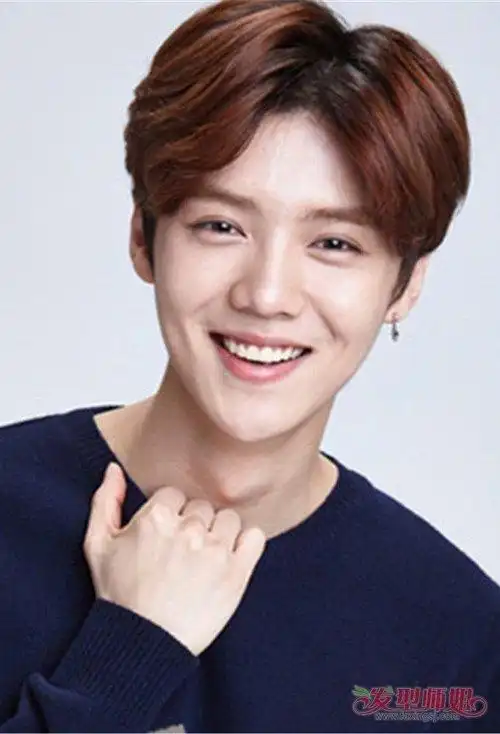 男生短头发梳偏分帅酷发型尖下巴高额头的男生短发,精心打理出的三七