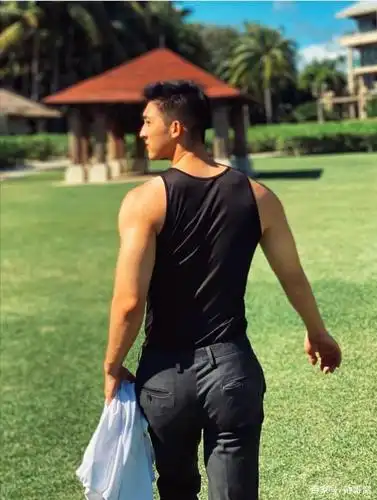 身材高大威猛的95后小狼狗,颜值爆棚,多才多艺的男生最爱欢迎!