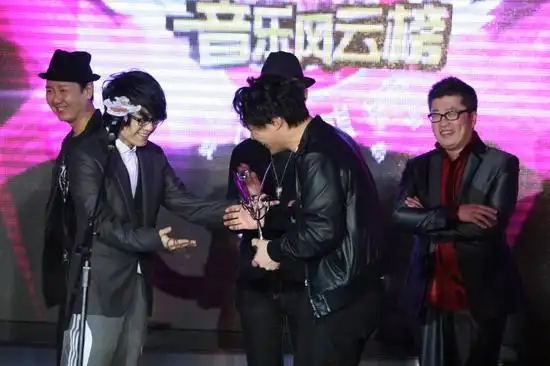 图文音乐风云榜现场林夕为陈奕迅颁奖