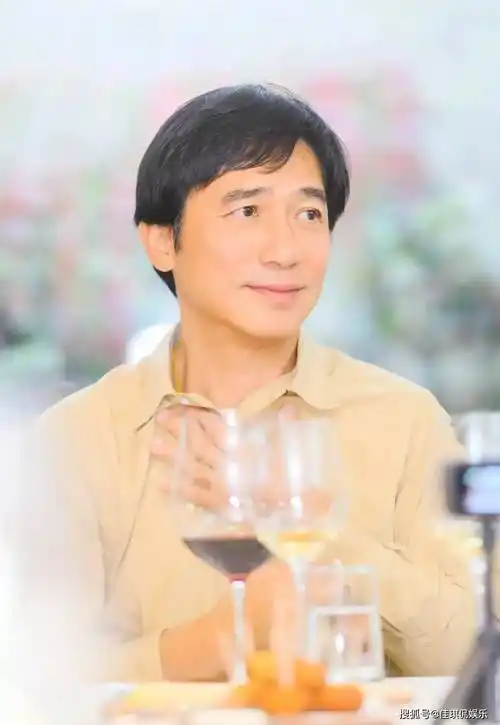 梁朝伟身穿浅色衬衫,五官精致,笑起来憨憨的,有些害羞_刘嘉玲_照片