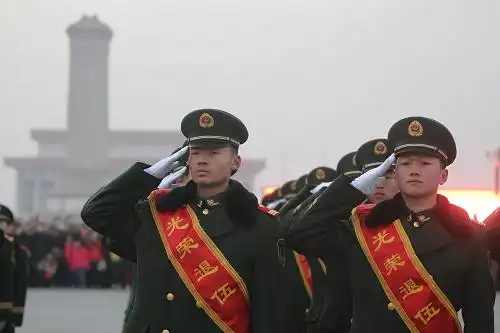 11月23日,武警天安门警卫支队即将退伍的官兵向国旗敬礼.