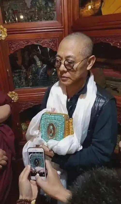 马云看上李连杰脖子上的天珠,好奇询问,李连杰:"一亿都不卖"_电影