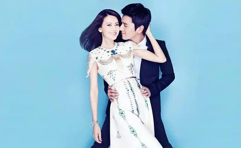 高圆圆勾着老公脖子,隔东西与赵又廷亲吻,身旁女儿很淡定_女子_照片