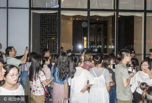 组图:迷妹的世界真难懂!吴亦凡深夜获粉丝苦苦守候人山人海