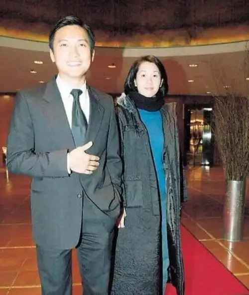 前tvb男星陈锦鸿露面现身简陋商演人气高曾为自闭症儿子息影