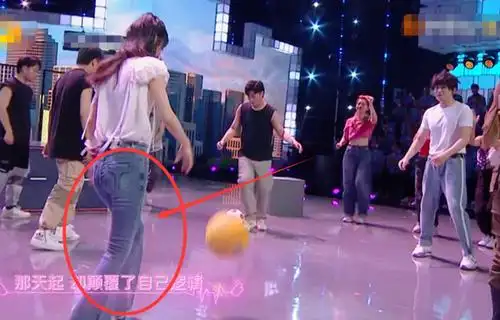 赵丽颖又在偷偷减肥了?穿上紧身牛仔裤的腿,竟和她胳膊一样粗细