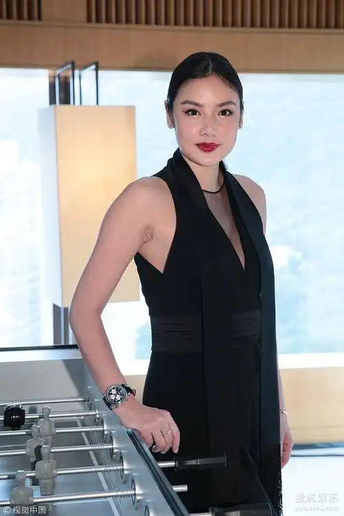 乐基儿身材越发丰腴 红唇黑衣"总攻"范儿足