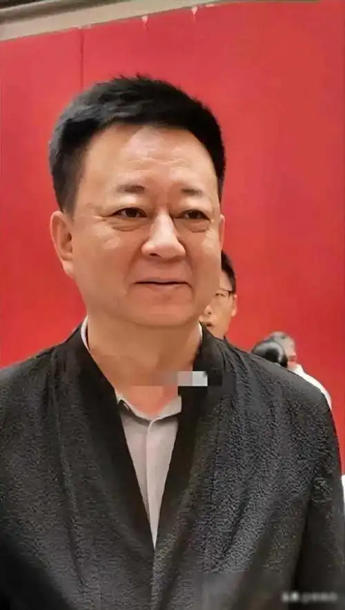 60岁朱军近照曝光,脸部浮肿双眼难睁开,身材和从前相差太大.