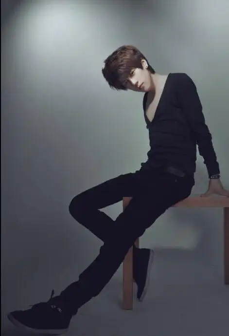 时尚帅气逼人的男生qq皮肤背景图片