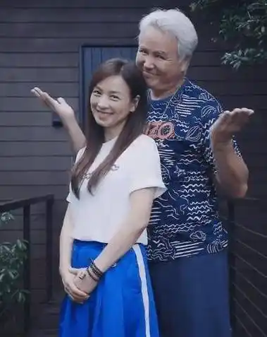 张庭晒十年变化,60岁林瑞阳和女儿贴脸对嘴不避嫌,全家就他显老_孩子