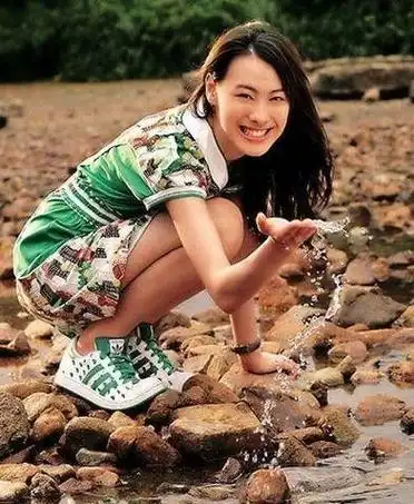 灰姑娘童话难再续梁洛施衣品变高街梁洛施面相麦玲玲说郭碧婷八字,官