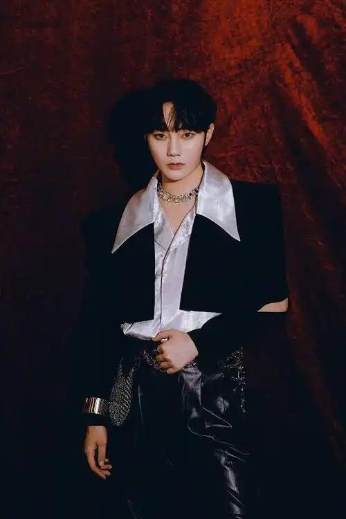 刘也蒙面舞王黑白西装造型写真造型潮酷精致贵公子