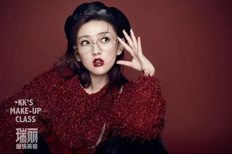 梁洁圣诞主题大片俏皮时髦眼神清澈