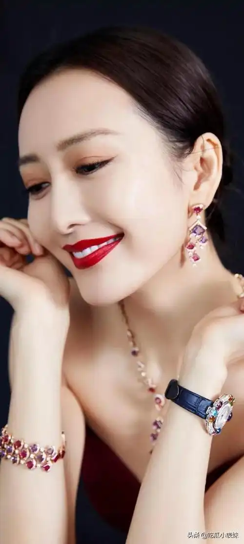 王鸥烈焰红唇妩媚迷人