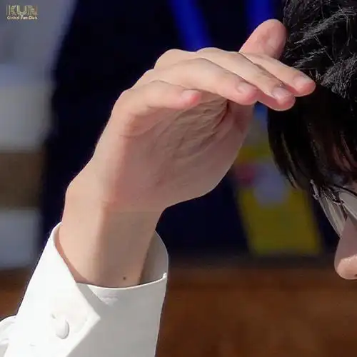 蔡徐坤说新歌跟哈密有关#小葵的手手999999999999#奔跑