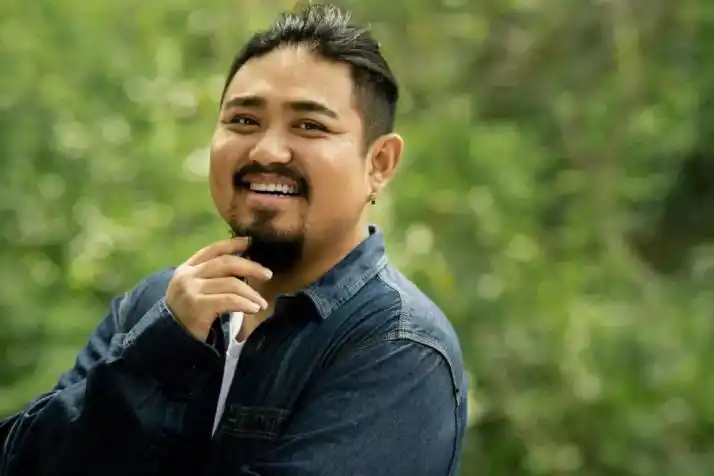 他曾为一镜头吊三天威亚,也因一角色被误认先天残疾,这才是演员_娱乐