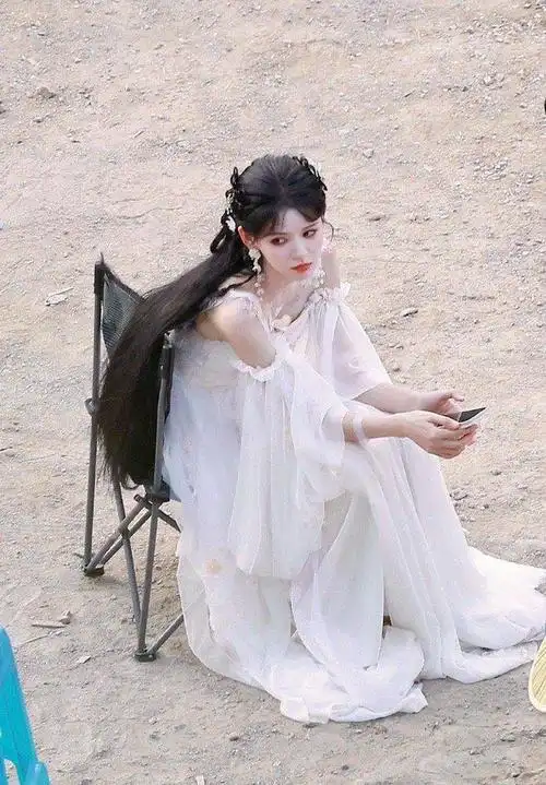 张予曦斗罗大陆2路透古装剧穿现代连衣裙服化道很随便