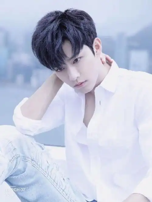 小鲜肉帅哥00后白衣服男神小鲜肉写真照片帅哥猛男文章小虾米