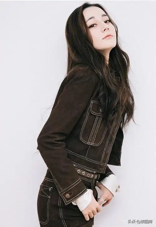 迪丽热巴"走哪捂哪"是装高冷吗?看到日常生活,大家就理解了