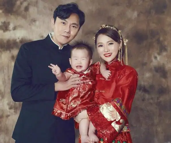 秦昊老婆跑韩国打水光针56岁伊能静满脸针眼感慨真的很痛